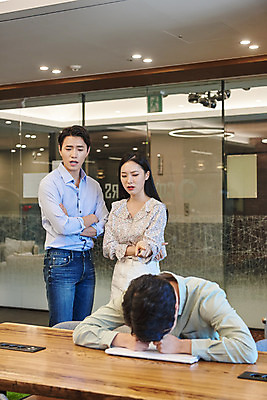 포토 JPG 여자 남자 엎드리기 회사 비즈니스 직장 실내 서기 앉기 상반신 20대 성인 앞모습 세명 노트북 한국인 가리킴 비즈니스맨 비즈니스우먼 동료 회의실 뒷담화 왕따 성인만 직장내괴롭힘 국내포토 뷰포인트 관계 모션 사람 동양인 손짓 청년 내부 전자제품 직장인 사회이슈 험담 파일형식