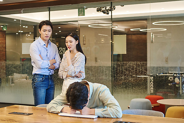 포토 JPG 여자 남자 엎드리기 회사 비즈니스 직장 실내 서기 앉기 상반신 20대 성인 앞모습 세명 노트북 한국인 비즈니스맨 비즈니스우먼 동료 회의실 뒷담화 왕따 성인만 직장내괴롭힘 국내포토 뷰포인트 관계 모션 사람 동양인 청년 내부 전자제품 직장인 사회이슈 험담 파일형식