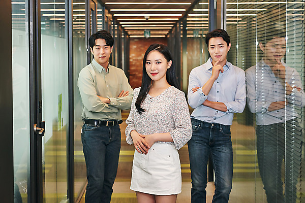 포토 JPG 여자 남자 회사 비즈니스 협력 직장 실내 서기 미소 웃음 상반신 20대 성인 앞모습 세명 한국인 비즈니스맨 비즈니스우먼 복도 회의실 성인만 국내포토 뷰포인트 모션 표정 사람 동양인 청년 내부 직장인 파일형식