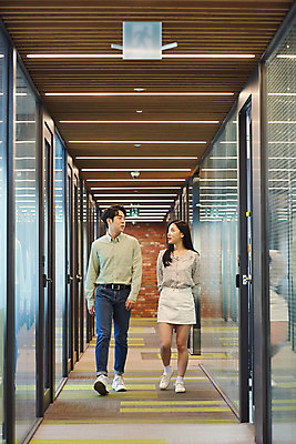 포토 JPG 전신 여자 남자 회사 비즈니스 협력 직장 실내 미소 웃음 20대 성인 두명 앞모습 걷기 한국인 비즈니스맨 비즈니스우먼 복도 회의실 성인만 국내포토 뷰포인트 모션 표정 사람 동양인 청년 내부 직장인 파일형식
