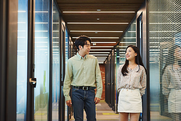 포토 JPG 여자 남자 회사 비즈니스 협력 직장 실내 미소 웃음 상반신 20대 성인 두명 앞모습 걷기 한국인 비즈니스맨 비즈니스우먼 복도 회의실 성인만 국내포토 뷰포인트 모션 표정 사람 동양인 청년 내부 직장인 파일형식