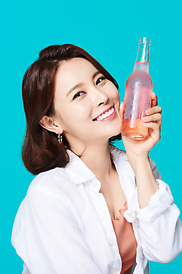 포토 JPG 스튜디오촬영 여자 음료 다이어트 휴가 맥주 실내 한명 미소 들기 상반신 20대 성인 옆모습 여름 여름휴가 바캉스 뷰티 한국인 병 파란배경 의료성형뷰티 성인여자한명만 국내포토 1 식기 계절 뷰포인트 백그라운드 모션 주류 표정 건강 사람 동양인 청년 내부 파란색 여자한명만 성인여자만 파일형식 여름_계절