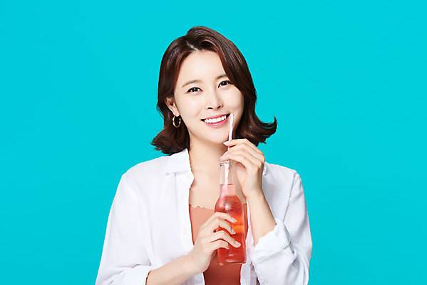 포토 JPG 스튜디오촬영 여자 음료 다이어트 휴가 맥주 실내 빨대 한명 미소 들기 상반신 20대 성인 앞모습 여름 여름휴가 바캉스 뷰티 한국인 병 파란배경 의료성형뷰티 성인여자한명만 국내포토 1 식기 계절 뷰포인트 백그라운드 모션 주류 표정 건강 사람 동양인 청년 내부 파란색 여자한명만 성인여자만 파일형식 여름_계절