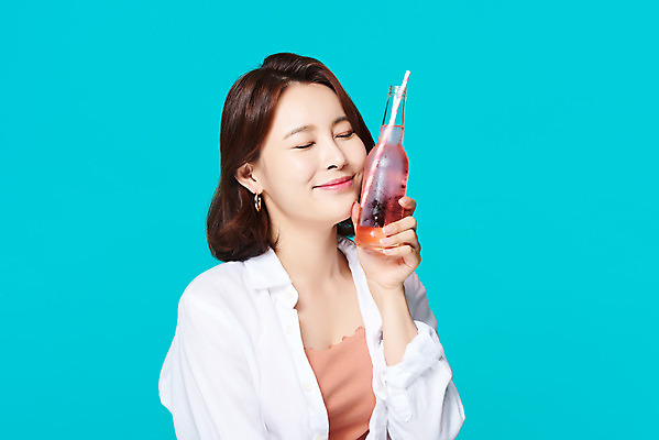 포토 JPG 스튜디오촬영 여자 음료 다이어트 휴가 맥주 실내 빨대 한명 미소 들기 상반신 20대 성인 앞모습 여름 여름휴가 바캉스 뷰티 한국인 병 파란배경 의료성형뷰티 성인여자한명만 국내포토 1 식기 계절 뷰포인트 백그라운드 모션 주류 표정 건강 사람 동양인 청년 내부 파란색 여자한명만 성인여자만 파일형식 여름_계절