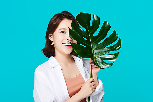 포토 JPG 스튜디오촬영 식물 여자 다이어트 휴가 나뭇잎 실내 한명 미소 들기 상반신 20대 성인 앞모습 여름 여름휴가 바캉스 뷰티 한국인 파란배경 몬스테라 의료성형뷰티 성인여자한명만 국내포토 1 계절 뷰포인트 백그라운드 잎 모션 표정 건강 사람 동양인 청년 내부 파란색 여자한명만 성인여자만 파일형식 여름_계절