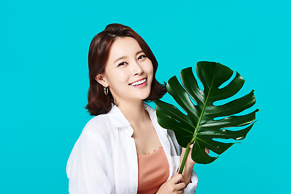 포토 JPG 스튜디오촬영 식물 여자 다이어트 휴가 나뭇잎 실내 한명 미소 들기 상반신 20대 성인 앞모습 여름 여름휴가 바캉스 뷰티 한국인 파란배경 몬스테라 의료성형뷰티 성인여자한명만 국내포토 1 계절 뷰포인트 백그라운드 잎 모션 표정 건강 사람 동양인 청년 내부 파란색 여자한명만 성인여자만 파일형식 여름_계절