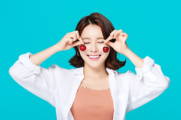 포토 JPG 스튜디오촬영 여자 다이어트 과일 휴가 실내 한명 미소 들기 상반신 20대 성인 앞모습 여름 여름휴가 바캉스 뷰티 한국인 앵두 파란배경 상큼 의료성형뷰티 성인여자한명만 국내포토 1 계절 열매 뷰포인트 백그라운드 모션 표정 건강 사람 동양인 청년 내부 파란색 여자한명만 성인여자만 파일형식 여름_계절