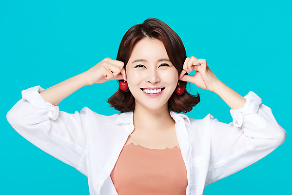 포토 JPG 스튜디오촬영 여자 다이어트 과일 휴가 실내 한명 미소 들기 상반신 20대 성인 앞모습 여름 여름휴가 바캉스 뷰티 한국인 앵두 파란배경 상큼 의료성형뷰티 성인여자한명만 국내포토 1 계절 열매 뷰포인트 백그라운드 모션 표정 건강 사람 동양인 청년 내부 파란색 여자한명만 성인여자만 파일형식 여름_계절