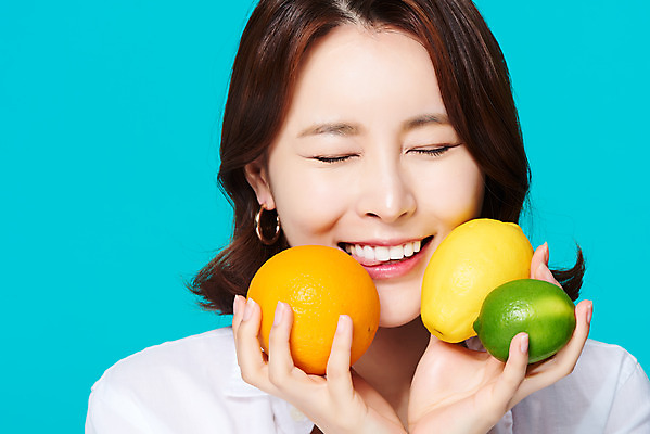 포토 JPG 스튜디오촬영 여자 얼굴 다이어트 오렌지 과일 휴가 실내 한명 미소 들기 근접촬영 상반신 20대 성인 앞모습 여름 여름휴가 바캉스 뷰티 한국인 자몽 파란배경 라임 상큼 의료성형뷰티 성인여자한명만 국내포토 1 계절 뷰포인트 백그라운드 모션 표정 건강 사람 동양인 청년 내부 신체부위 파란색 여자한명만 성인여자만 파일형식 여름_계절