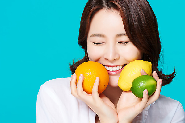 포토 JPG 스튜디오촬영 여자 얼굴 다이어트 오렌지 과일 휴가 실내 한명 미소 들기 근접촬영 상반신 20대 성인 앞모습 여름 여름휴가 바캉스 뷰티 한국인 자몽 파란배경 라임 상큼 의료성형뷰티 성인여자한명만 국내포토 1 계절 뷰포인트 백그라운드 모션 표정 건강 사람 동양인 청년 내부 신체부위 파란색 여자한명만 성인여자만 파일형식 여름_계절