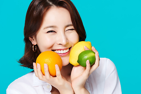 포토 JPG 스튜디오촬영 여자 얼굴 다이어트 오렌지 과일 휴가 실내 한명 미소 들기 근접촬영 상반신 20대 성인 앞모습 여름 여름휴가 바캉스 뷰티 한국인 자몽 파란배경 라임 상큼 의료성형뷰티 성인여자한명만 국내포토 1 계절 뷰포인트 백그라운드 모션 표정 건강 사람 동양인 청년 내부 신체부위 파란색 여자한명만 성인여자만 파일형식 여름_계절