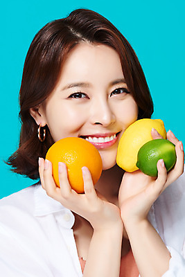 포토 JPG 스튜디오촬영 여자 얼굴 다이어트 오렌지 과일 휴가 실내 한명 미소 들기 근접촬영 상반신 20대 성인 앞모습 여름 여름휴가 바캉스 뷰티 한국인 자몽 파란배경 라임 상큼 의료성형뷰티 성인여자한명만 국내포토 1 계절 뷰포인트 백그라운드 모션 표정 건강 사람 동양인 청년 내부 신체부위 파란색 여자한명만 성인여자만 파일형식 여름_계절