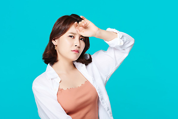 포토 JPG 스튜디오촬영 여자 다이어트 휴가 실내 한명 미소 상반신 20대 성인 옆모습 여름 여름휴가 바캉스 뷰티 한국인 더위 파란배경 의료성형뷰티 성인여자한명만 국내포토 1 계절 뷰포인트 백그라운드 날씨 표정 건강 사람 동양인 청년 내부 파란색 여자한명만 성인여자만 파일형식 여름_계절