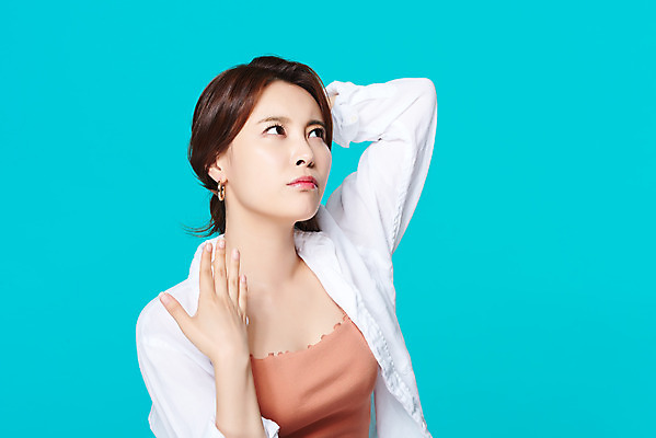 포토 JPG 스튜디오촬영 여자 다이어트 휴가 실내 한명 미소 상반신 20대 성인 옆모습 여름 여름휴가 바캉스 뷰티 한국인 더위 파란배경 의료성형뷰티 성인여자한명만 국내포토 1 계절 뷰포인트 백그라운드 날씨 표정 건강 사람 동양인 청년 내부 파란색 여자한명만 성인여자만 파일형식 여름_계절