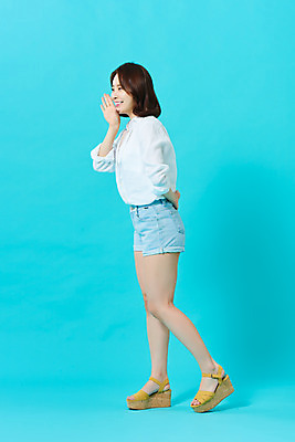 포토 JPG 스튜디오촬영 전신 여자 다이어트 휴가 실내 한명 미소 20대 성인 옆모습 여름 여름휴가 바캉스 뷰티 외침 한국인 파란배경 의료성형뷰티 성인여자한명만 국내포토 1 계절 뷰포인트 백그라운드 표정 건강 사람 동양인 청년 내부 파란색 소리 여자한명만 성인여자만 파일형식 여름_계절