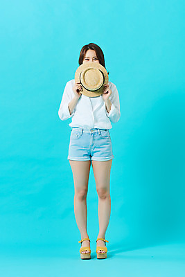 포토 JPG 스튜디오촬영 전신 모자 여자 다이어트 휴가 실내 한명 미소 들기 20대 성인 앞모습 여름 여름휴가 바캉스 뷰티 한국인 파란배경 의료성형뷰티 성인여자한명만 국내포토 1 잡화 계절 뷰포인트 백그라운드 모션 표정 건강 사람 동양인 청년 내부 파란색 여자한명만 성인여자만 파일형식 여름_계절