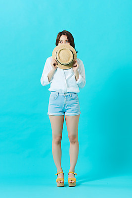 포토 JPG 스튜디오촬영 전신 모자 여자 다이어트 휴가 실내 한명 미소 들기 20대 성인 앞모습 여름 여름휴가 바캉스 뷰티 한국인 파란배경 의료성형뷰티 성인여자한명만 국내포토 1 잡화 계절 뷰포인트 백그라운드 모션 표정 건강 사람 동양인 청년 내부 파란색 여자한명만 성인여자만 파일형식 여름_계절