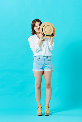포토 JPG 스튜디오촬영 전신 모자 여자 다이어트 휴가 실내 한명 미소 들기 20대 성인 앞모습 여름 여름휴가 바캉스 뷰티 한국인 파란배경 의료성형뷰티 성인여자한명만 국내포토 1 잡화 계절 뷰포인트 백그라운드 모션 표정 건강 사람 동양인 청년 내부 파란색 여자한명만 성인여자만 파일형식 여름_계절