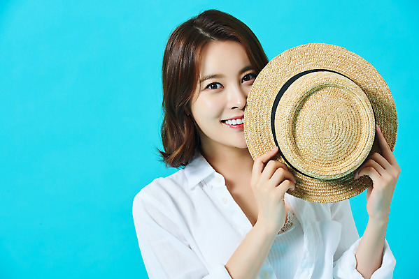 포토 JPG 스튜디오촬영 모자 여자 다이어트 휴가 실내 한명 미소 들기 상반신 20대 성인 앞모습 여름 여름휴가 바캉스 뷰티 한국인 파란배경 의료성형뷰티 성인여자한명만 국내포토 1 잡화 계절 뷰포인트 백그라운드 모션 표정 건강 사람 동양인 청년 내부 파란색 여자한명만 성인여자만 파일형식 여름_계절