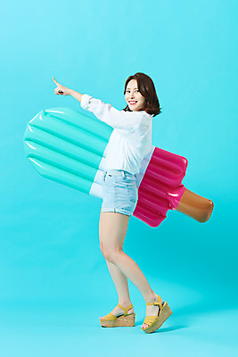 포토 JPG 스튜디오촬영 전신 여자 다이어트 휴가 아이스크림 실내 한명 미소 들기 20대 성인 옆모습 여름 여름휴가 바캉스 뷰티 한국인 가리킴 파란배경 튜브 의료성형뷰티 성인여자한명만 국내포토 1 계절 뷰포인트 백그라운드 모션 디저트 표정 건강 사람 동양인 손짓 청년 내부 파란색 여자한명만 성인여자만 파일형식 여름_계절