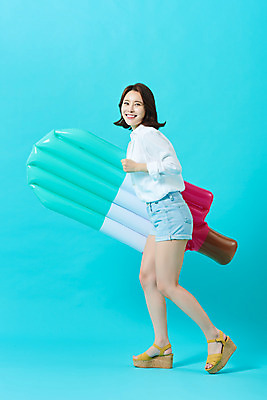 포토 JPG 스튜디오촬영 전신 여자 다이어트 휴가 아이스크림 실내 한명 미소 들기 20대 성인 옆모습 여름 여름휴가 바캉스 뷰티 한국인 파란배경 튜브 의료성형뷰티 성인여자한명만 국내포토 1 계절 뷰포인트 백그라운드 모션 디저트 표정 건강 사람 동양인 청년 내부 파란색 여자한명만 성인여자만 파일형식 여름_계절