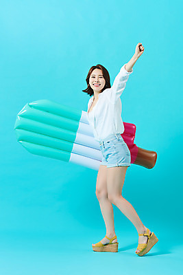 포토 JPG 스튜디오촬영 전신 여자 다이어트 휴가 아이스크림 실내 한명 미소 들기 20대 성인 옆모습 여름 여름휴가 바캉스 뷰티 한국인 파란배경 튜브 의료성형뷰티 성인여자한명만 국내포토 1 계절 뷰포인트 백그라운드 모션 디저트 표정 건강 사람 동양인 청년 내부 파란색 여자한명만 성인여자만 파일형식 여름_계절