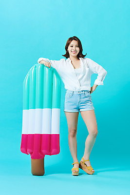포토 JPG 스튜디오촬영 전신 여자 다이어트 휴가 아이스크림 실내 한명 미소 20대 성인 앞모습 여름 여름휴가 바캉스 뷰티 한국인 파란배경 튜브 의료성형뷰티 성인여자한명만 국내포토 1 계절 뷰포인트 백그라운드 디저트 표정 건강 사람 동양인 청년 내부 파란색 여자한명만 성인여자만 파일형식 여름_계절