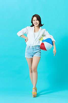 포토 JPG 스튜디오촬영 전신 여자 다이어트 공 휴가 실내 한명 미소 들기 20대 성인 앞모습 여름 여름휴가 바캉스 뷰티 한국인 비치볼 파란배경 의료성형뷰티 성인여자한명만 국내포토 1 계절 뷰포인트 백그라운드 모션 바캉스용품 표정 건강 사람 동양인 청년 내부 파란색 여자한명만 성인여자만 파일형식 여름_계절