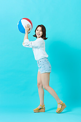 포토 JPG 스튜디오촬영 전신 여자 다이어트 휴가 실내 한명 미소 들기 20대 성인 옆모습 여름 여름휴가 바캉스 뷰티 한국인 비치볼 파란배경 의료성형뷰티 성인여자한명만 국내포토 1 계절 뷰포인트 백그라운드 공 모션 바캉스용품 표정 건강 사람 동양인 청년 내부 파란색 여자한명만 성인여자만 파일형식 여름_계절