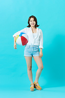 포토 JPG 스튜디오촬영 전신 여자 다이어트 공 휴가 실내 한명 미소 들기 20대 성인 앞모습 여름 여름휴가 바캉스 뷰티 한국인 비치볼 파란배경 의료성형뷰티 성인여자한명만 국내포토 1 계절 뷰포인트 백그라운드 모션 바캉스용품 표정 건강 사람 동양인 청년 내부 파란색 여자한명만 성인여자만 파일형식 여름_계절