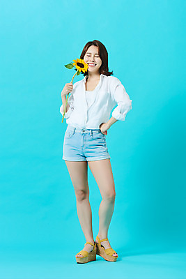 포토 JPG 스튜디오촬영 전신 식물 여자 꽃 다이어트 휴가 해바라기 실내 한명 미소 들기 20대 성인 앞모습 여름 여름휴가 바캉스 뷰티 한국인 파란배경 의료성형뷰티 성인여자한명만 국내포토 1 계절 뷰포인트 백그라운드 모션 표정 건강 사람 동양인 청년 내부 파란색 여자한명만 성인여자만 파일형식 여름_계절