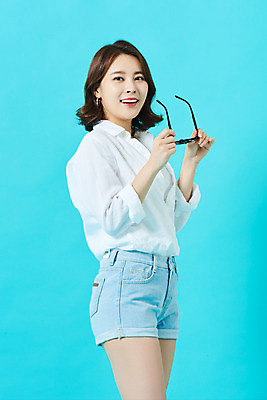 포토 JPG 스튜디오촬영 여자 다이어트 휴가 실내 한명 미소 들기 상반신 20대 성인 옆모습 여름 여름휴가 바캉스 선글라스 뷰티 한국인 파란배경 의료성형뷰티 성인여자한명만 국내포토 1 계절 안경 뷰포인트 백그라운드 모션 표정 건강 사람 동양인 청년 내부 파란색 여자한명만 성인여자만 파일형식 여름_계절