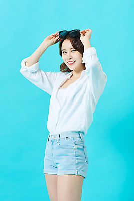 포토 JPG 스튜디오촬영 여자 다이어트 휴가 실내 한명 미소 상반신 20대 성인 옆모습 여름 여름휴가 바캉스 선글라스 뷰티 한국인 파란배경 의료성형뷰티 성인여자한명만 국내포토 1 계절 안경 뷰포인트 백그라운드 표정 건강 사람 동양인 청년 내부 파란색 여자한명만 성인여자만 파일형식 여름_계절