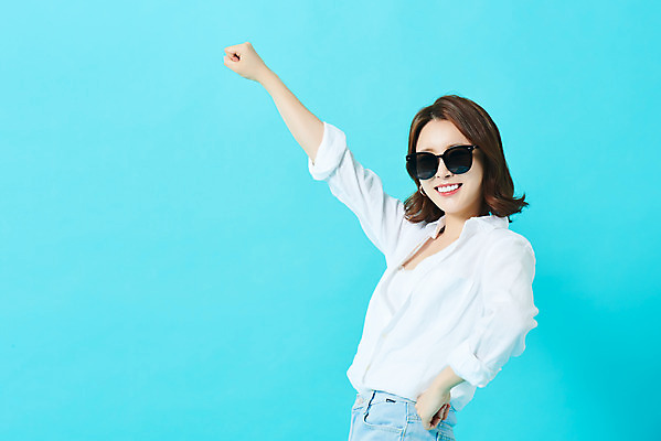 포토 JPG 스튜디오촬영 여자 다이어트 휴가 실내 한명 미소 상반신 20대 성인 옆모습 여름 여름휴가 바캉스 선글라스 뷰티 한국인 파란배경 의료성형뷰티 성인여자한명만 국내포토 1 계절 안경 뷰포인트 백그라운드 표정 건강 사람 동양인 청년 내부 파란색 여자한명만 성인여자만 파일형식 여름_계절