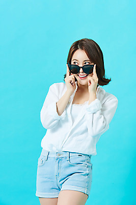 포토 JPG 스튜디오촬영 여자 다이어트 휴가 실내 한명 미소 상반신 20대 성인 앞모습 여름 여름휴가 바캉스 선글라스 뷰티 한국인 파란배경 의료성형뷰티 성인여자한명만 국내포토 1 계절 안경 뷰포인트 백그라운드 표정 건강 사람 동양인 청년 내부 파란색 여자한명만 성인여자만 파일형식 여름_계절