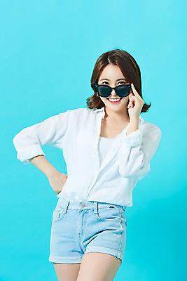 포토 JPG 스튜디오촬영 여자 다이어트 휴가 실내 한명 미소 상반신 20대 성인 앞모습 여름 여름휴가 바캉스 선글라스 뷰티 한국인 파란배경 의료성형뷰티 성인여자한명만 국내포토 1 계절 안경 뷰포인트 백그라운드 표정 건강 사람 동양인 청년 내부 파란색 여자한명만 성인여자만 파일형식 여름_계절