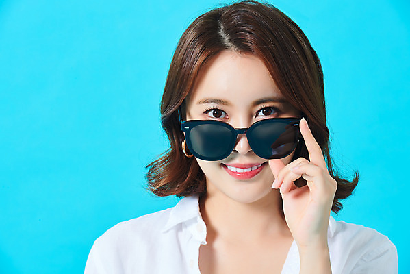 포토 JPG 스튜디오촬영 여자 얼굴 다이어트 휴가 실내 한명 미소 상반신 20대 성인 앞모습 여름 여름휴가 바캉스 선글라스 뷰티 한국인 파란배경 의료성형뷰티 성인여자한명만 국내포토 1 계절 안경 뷰포인트 백그라운드 표정 건강 사람 동양인 청년 내부 신체부위 파란색 여자한명만 성인여자만 파일형식 여름_계절