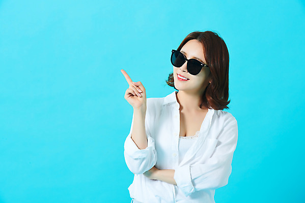 포토 JPG 스튜디오촬영 여자 다이어트 휴가 실내 한명 미소 손짓 상반신 20대 성인 앞모습 여름 여름휴가 바캉스 선글라스 뷰티 한국인 가리킴 파란배경 의료성형뷰티 성인여자한명만 국내포토 1 계절 안경 뷰포인트 백그라운드 모션 표정 건강 사람 동양인 청년 내부 파란색 여자한명만 성인여자만 파일형식 여름_계절