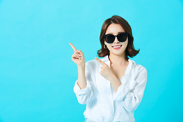 포토 JPG 스튜디오촬영 여자 다이어트 휴가 실내 한명 미소 손짓 상반신 20대 성인 앞모습 여름 여름휴가 바캉스 선글라스 뷰티 한국인 가리킴 파란배경 의료성형뷰티 성인여자한명만 국내포토 1 계절 안경 뷰포인트 백그라운드 모션 표정 건강 사람 동양인 청년 내부 파란색 여자한명만 성인여자만 파일형식 여름_계절
