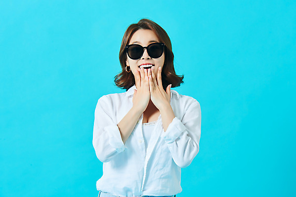 포토 JPG 스튜디오촬영 여자 다이어트 휴가 실내 한명 미소 상반신 20대 성인 앞모습 여름 여름휴가 바캉스 선글라스 뷰티 놀람 한국인 파란배경 의료성형뷰티 성인여자한명만 국내포토 1 계절 감정 안경 뷰포인트 백그라운드 표정 건강 사람 동양인 청년 내부 파란색 여자한명만 성인여자만 파일형식 여름_계절
