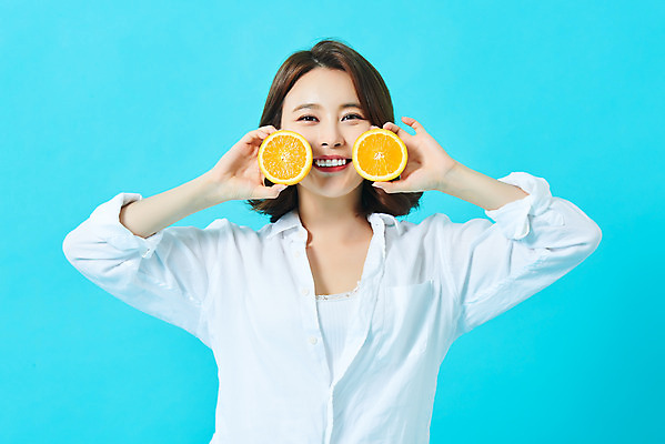포토 JPG 스튜디오촬영 여자 다이어트 오렌지 과일 휴가 실내 한명 미소 들기 상반신 20대 성인 앞모습 여름 여름휴가 바캉스 뷰티 한국인 파란배경 상큼 의료성형뷰티 성인여자한명만 국내포토 1 계절 뷰포인트 백그라운드 모션 표정 건강 사람 동양인 청년 내부 파란색 여자한명만 성인여자만 파일형식 여름_계절