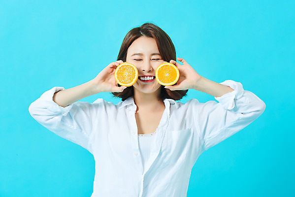 포토 JPG 스튜디오촬영 여자 다이어트 오렌지 과일 휴가 실내 한명 미소 들기 상반신 20대 성인 앞모습 여름 여름휴가 바캉스 뷰티 한국인 파란배경 상큼 의료성형뷰티 성인여자한명만 국내포토 1 계절 뷰포인트 백그라운드 모션 표정 건강 사람 동양인 청년 내부 파란색 여자한명만 성인여자만 파일형식 여름_계절