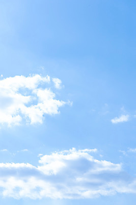 포토 JPG 주간 구름 하늘색 백그라운드 겨울 자연 하늘 풍경 사람없음 야외 햇빛 뭉게구름 국내포토 자연요소 계절 파란색 태양 생태계 파일형식 구름_자연