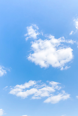 포토 JPG 주간 구름 하늘색 백그라운드 겨울 자연 하늘 풍경 사람없음 야외 햇빛 뭉게구름 국내포토 자연요소 계절 파란색 태양 생태계 파일형식 구름_자연