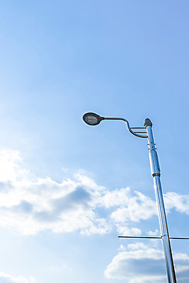 포토 JPG 주간 구름 하늘색 백그라운드 겨울 가로등 자연 하늘 풍경 사람없음 야외 빛 햇빛 뭉게구름 국내포토 자연요소 계절 공공시설 파란색 태양 생태계 파일형식 구름_자연