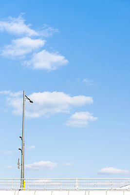 포토 JPG 주간 구름 하늘색 백그라운드 겨울 자연 하늘 풍경 사람없음 야외 햇빛 조형물 뭉게구름 육교 가교 국내포토 자연요소 건축물 계절 미술 파란색 태양 다리_건축물 생태계 파일형식 구름_자연