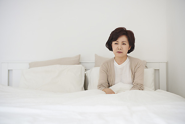포토 JPG 여자 중년 50대 생각 실내 한명 앉기 상반신 앞모습 침실 한국인 흰색 침대 변화 갱년기 우울증 중년여자한명만 호르몬 국내포토 1 뷰포인트 컬러 가구 컨셉 모션 사람 동양인 성인 내부 질병 증상 여자한명만 중년여자만 파일형식