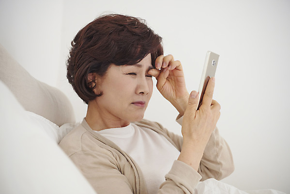 포토 JPG 여자 중년 50대 실내 한명 앉기 상반신 옆모습 스마트폰 침실 한국인 흰색 침대 변화 갱년기 우울증 중년여자한명만 호르몬 국내포토 1 뷰포인트 컬러 가구 컨셉 모션 사람 동양인 성인 내부 핸드폰 스마트기기 질병 증상 여자한명만 중년여자만 파일형식