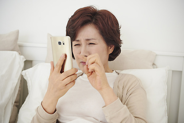 포토 JPG 여자 중년 50대 실내 한명 앉기 상반신 앞모습 스마트폰 침실 터치 한국인 흰색 침대 변화 갱년기 우울증 중년여자한명만 호르몬 국내포토 1 뷰포인트 컬러 가구 컨셉 모션 사람 동양인 성인 내부 핸드폰 스마트기기 질병 증상 여자한명만 중년여자만 파일형식