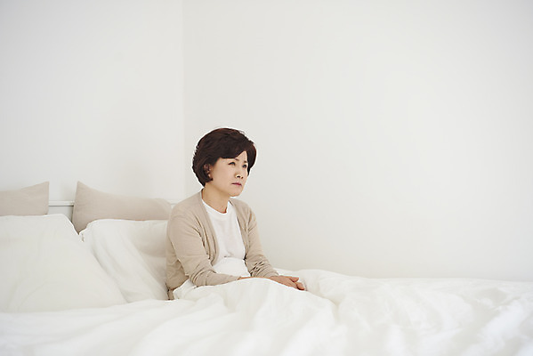 포토 JPG 여자 중년 50대 생각 실내 한명 앉기 상반신 옆모습 침실 한국인 흰색 침대 변화 갱년기 우울증 중년여자한명만 호르몬 국내포토 1 뷰포인트 컬러 가구 컨셉 모션 사람 동양인 성인 내부 질병 증상 여자한명만 중년여자만 파일형식